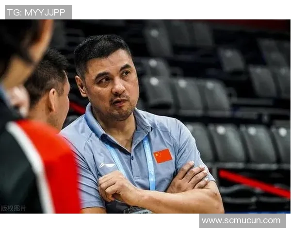 逆境中崛起从低谷到巅峰的足球巨星奋斗与荣耀之路